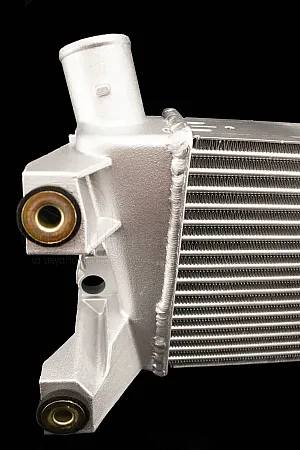 ΨΥΓΕΙΟ INTERCOOLER (ΓΙΑ ΕΚΔΟΣΕΙΣ: 2.5 TD) (ΜΕ ΤΙΣ ΠΑΡΟΧΕΣ ΔΙΑΓΩΝΙΑ) (ALL ALUMINIUM) (ΔΙΑΣΤΑΣΕΙΣ ΚΥΨΕΛΗΣ: 225x215x62)