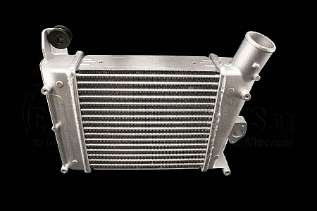 ΨΥΓΕΙΟ INTERCOOLER (ΓΙΑ ΕΚΔΟΣΕΙΣ: 2.5 TD) (ΜΕ ΤΙΣ ΠΑΡΟΧΕΣ ΔΙΑΓΩΝΙΑ) (ALL ALUMINIUM) (ΔΙΑΣΤΑΣΕΙΣ ΚΥΨΕΛΗΣ: 225x215x62)